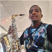 clases de guitarra, bajo, bateria, piano, flauta traversa, saxofón, ensamble grupal con enfasis en jazz, congas, gramatica musical, solfeo, historia de la musica